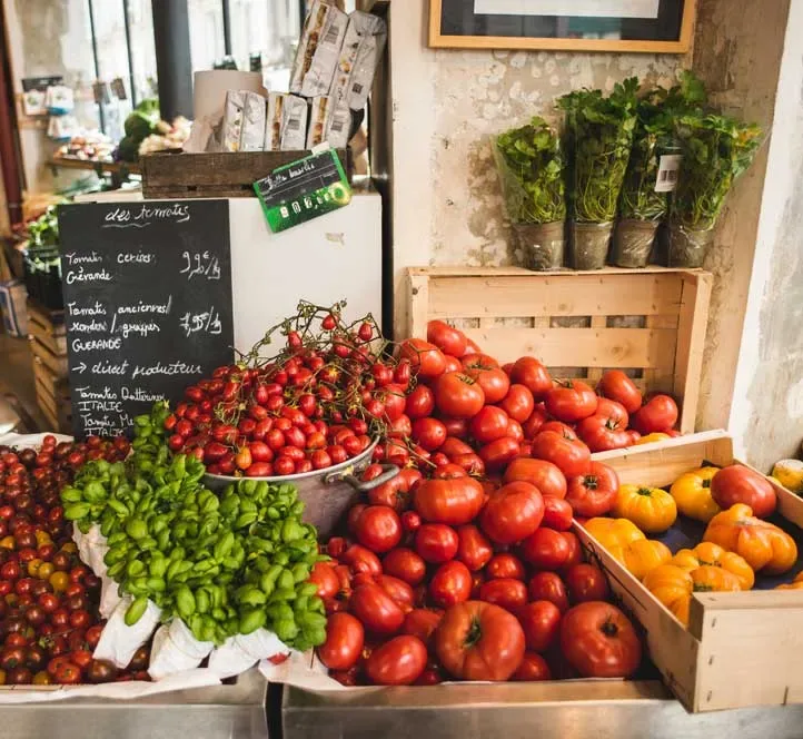 Interns in France go on a Paris market tour